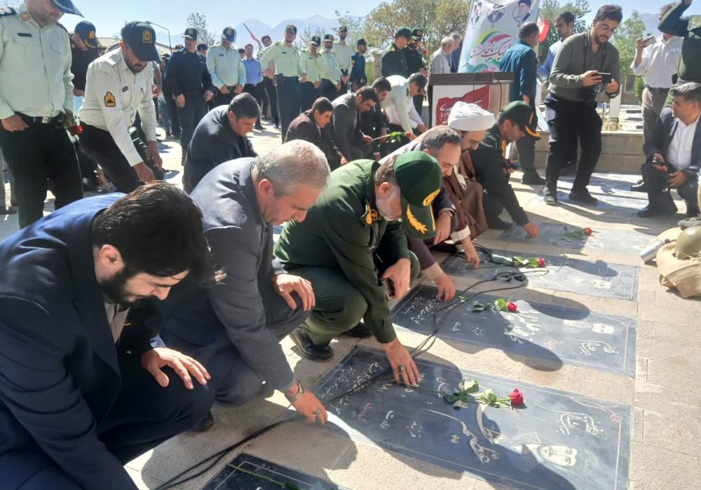 همزمان با 46 مین  سالگرد هفته دفاع مقدس ، مزار مطهر شهدای آذرشهر، گلباران شد.