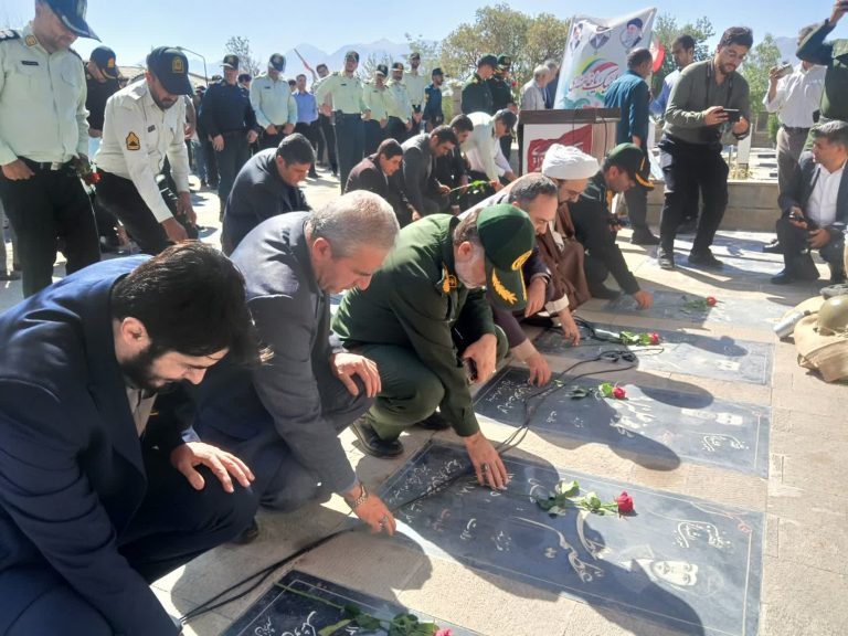 همزمان با 46 مین  سالگرد هفته دفاع مقدس ، مزار مطهر شهدای آذرشهر، گلباران شد.